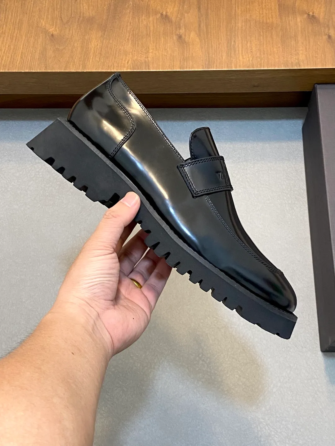Men's shoes 💰740 VALENTINO Valentino's new men's fashionable casual leather shoes. These leather shoes are made of imported cowhide leather uppers, dyed calfskin lining and calfskin insoles. The upper foot is soft, comfortable and breathable. Comes with complete packaging in the original box! Visible details and quality. Size: 39-44 (customized at 38.45.46)
